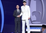 江南体育登录入口-包含杨瀚森NBA新定妆照发布：身披开拓者16号红袍，张开双臂迎接新赛季的词条