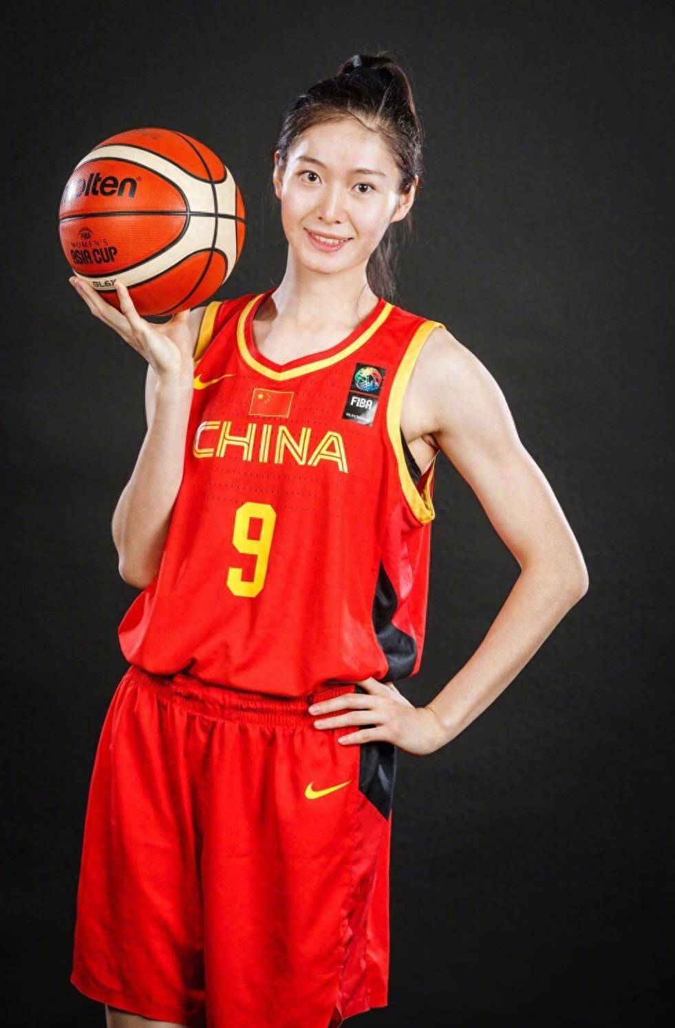 关于加拿大女篮新秀在比赛中闪耀，荣获最佳球员的信息