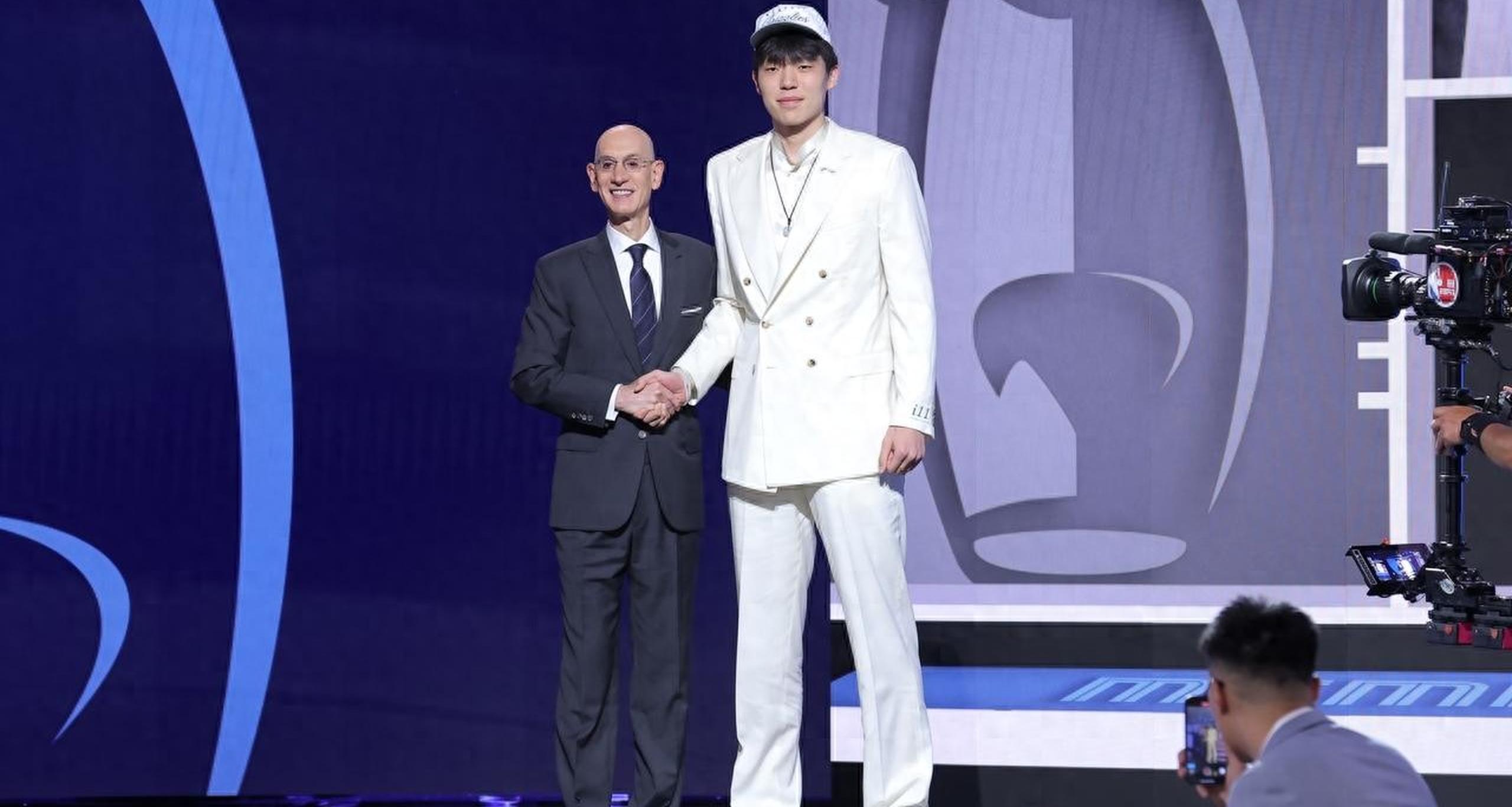 包含杨瀚森NBA新定妆照发布：身披开拓者16号红袍，张开双臂迎接新赛季的词条