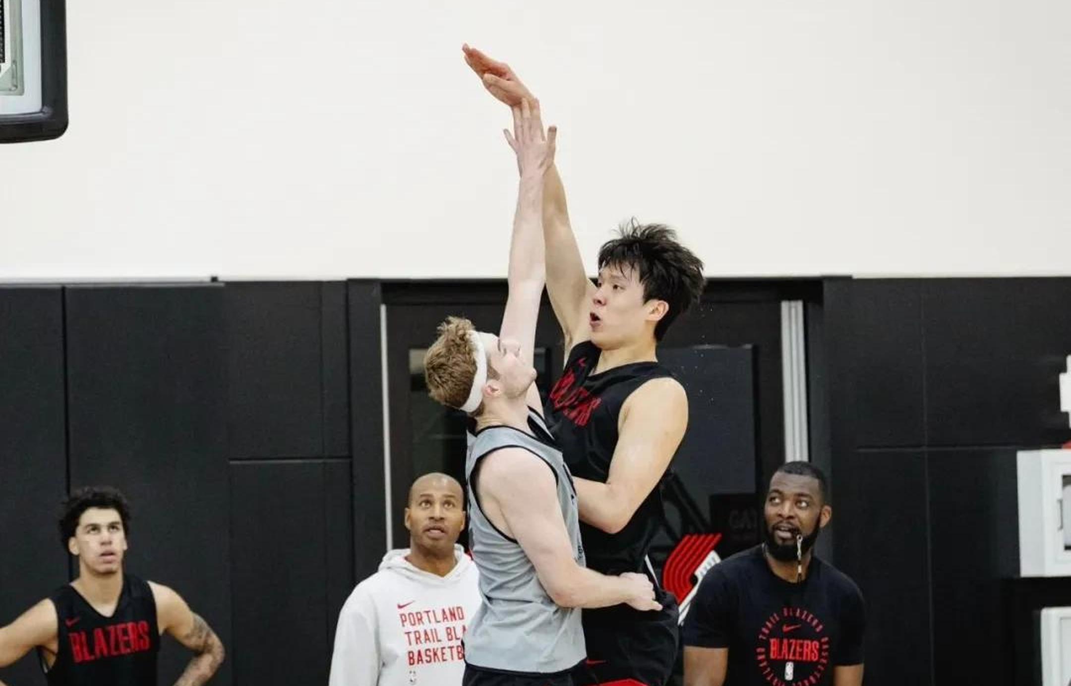 包含杨瀚森NBA新定妆照发布：身披开拓者16号红袍，张开双臂迎接新赛季的词条